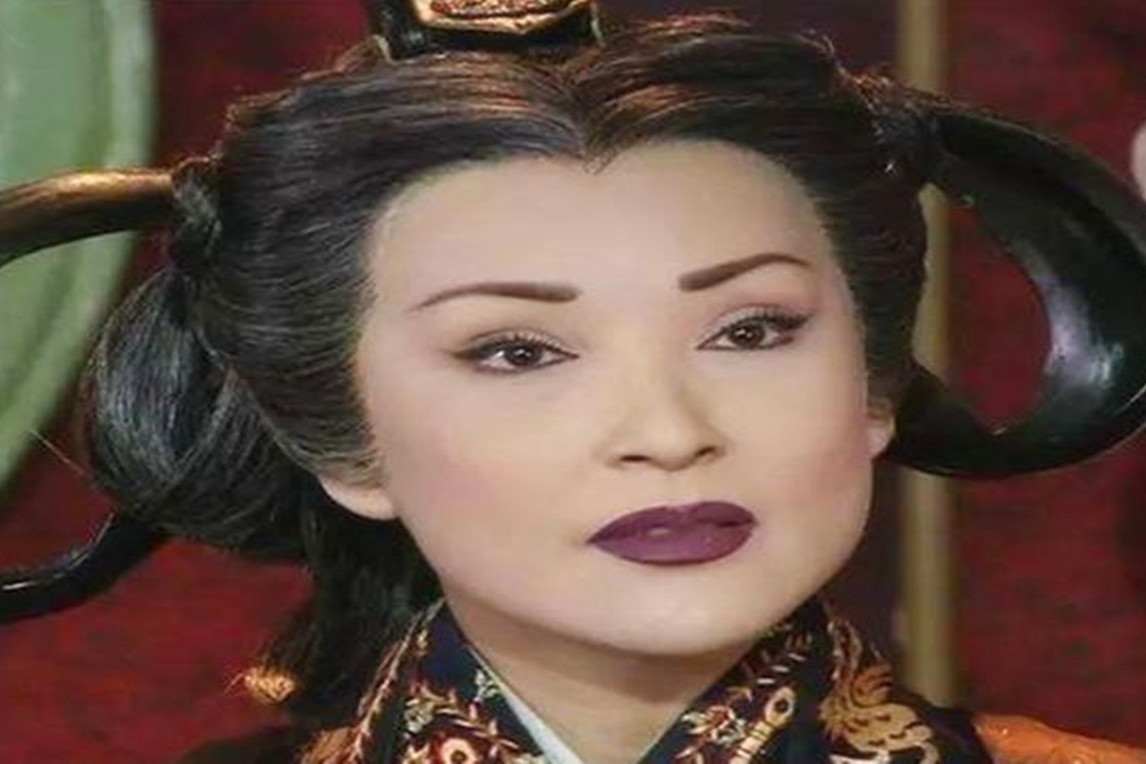 一女出生后三天三夜没哭,算命先生说:她是皇后命,但也是个祸害