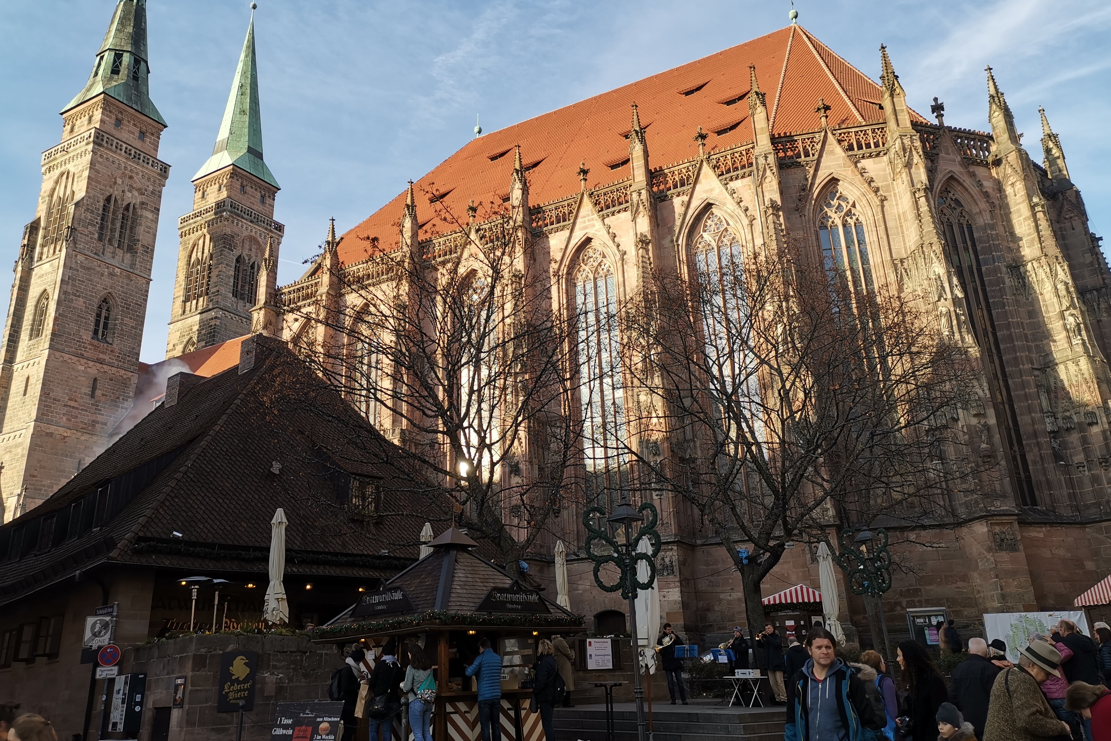 德国运动品牌阿迪达斯故乡纽伦堡街头女大学生小提琴演奏