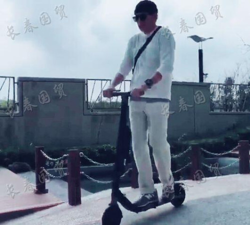 74岁秦汉近照曝光，老当益壮骑电动滑板车锻炼