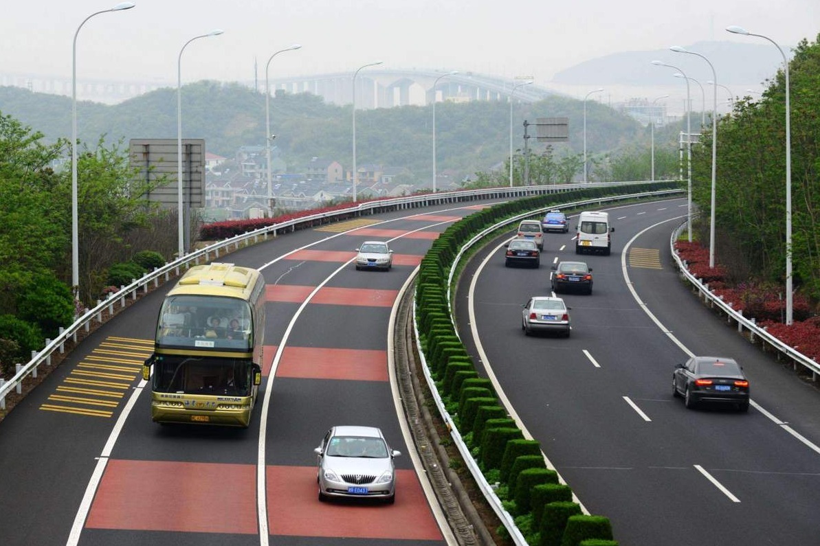 牢记高速上这几个地方不能超车，里面大有学问，都是坑