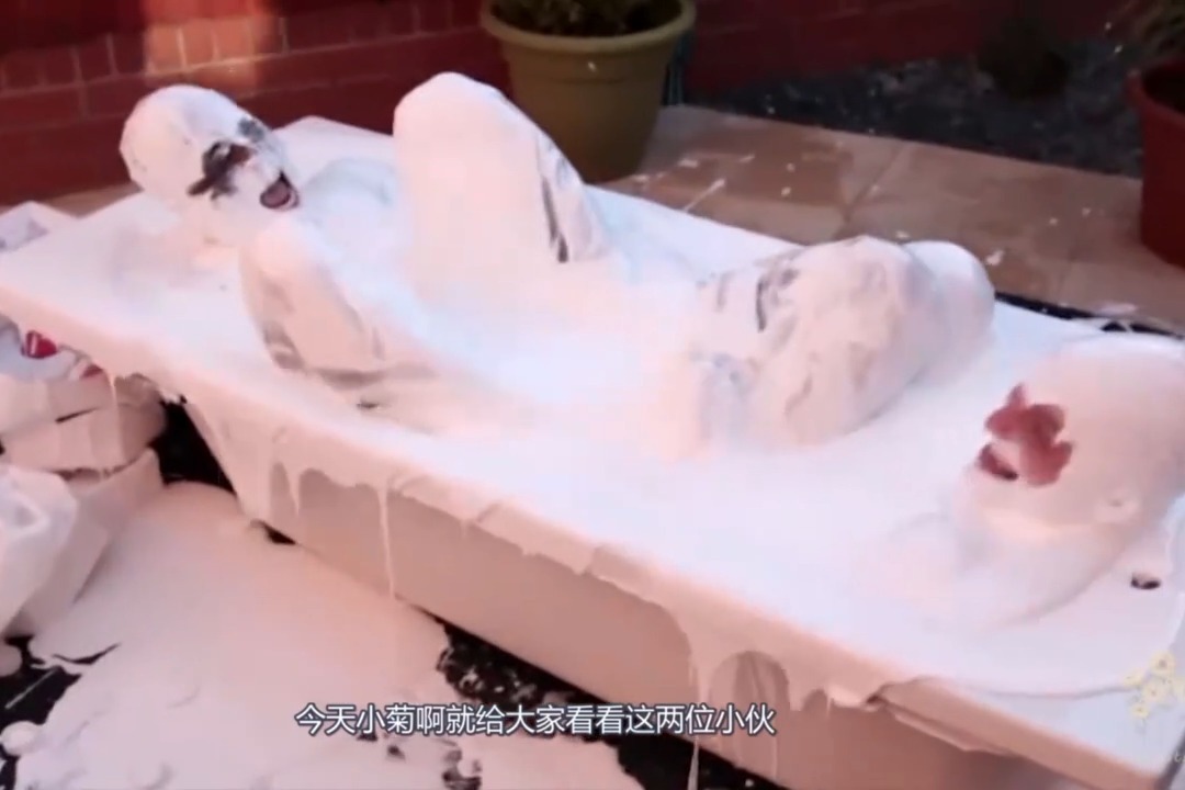 国外猛男用502洗澡，进去不到10秒钟就受不了了