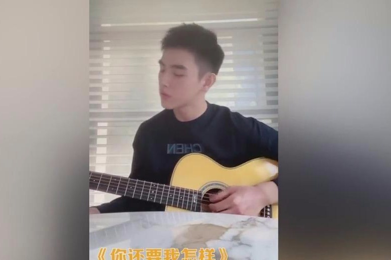 听20岁的陈飞宇唱情歌！陈飞宇生日当天直播自弹自唱