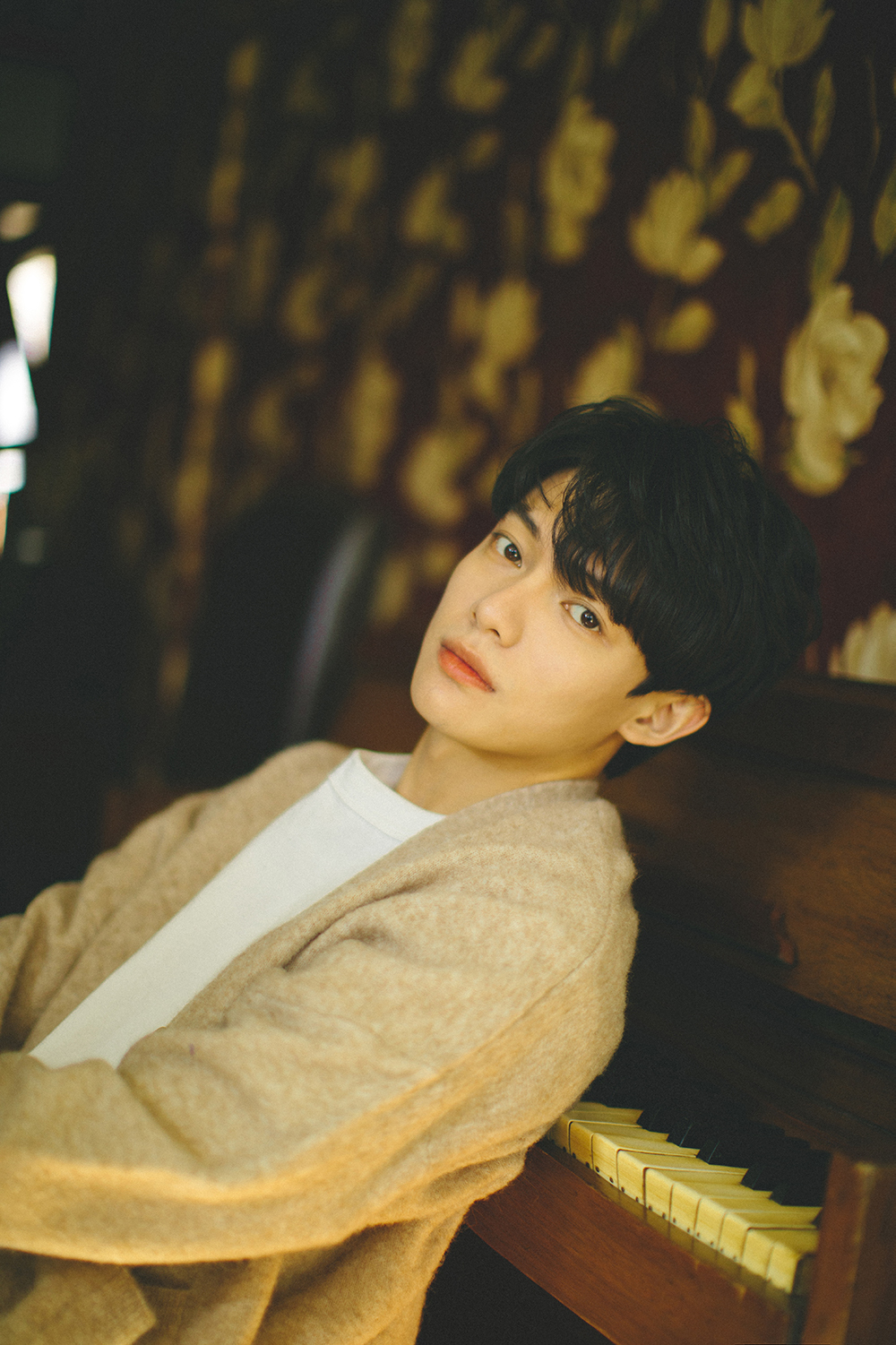 李逸男温暖日系写真曝光 沉静温柔气质尽显