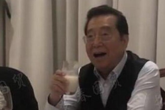 81岁高龄的李双江酒桌上清唱京剧