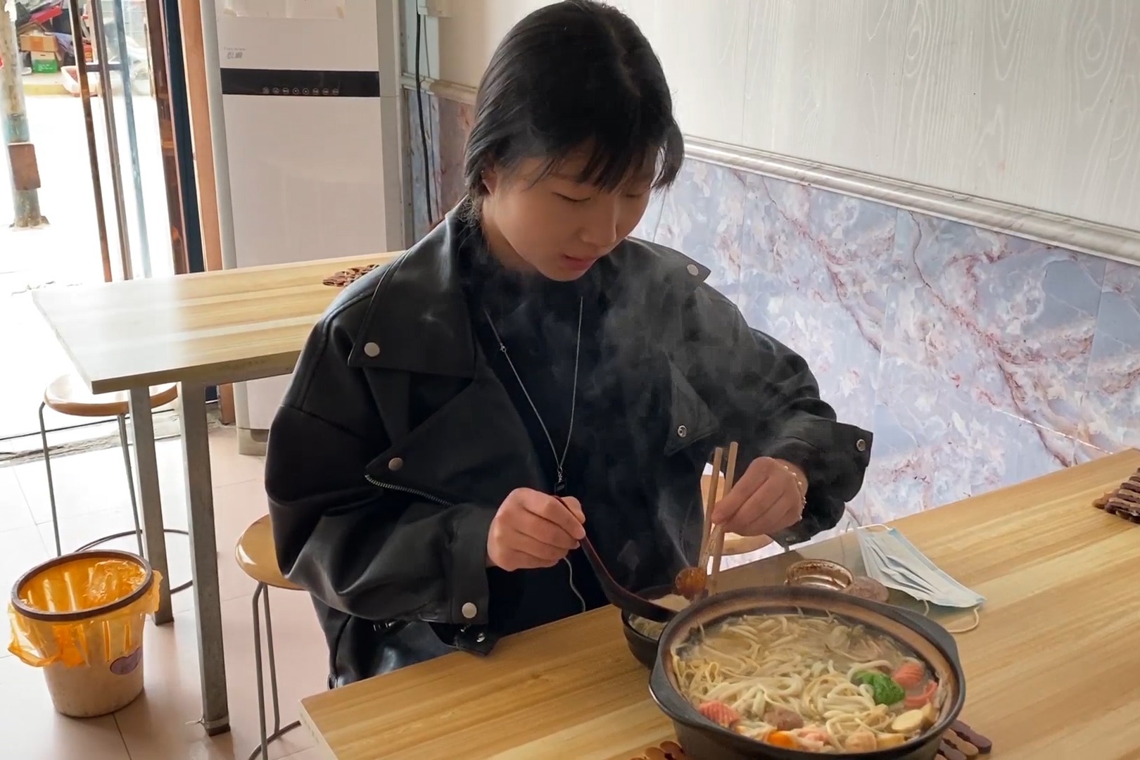 小姑子和嫂子一起吃早餐，俩人吃了满满一大盆子，这饭量不一般