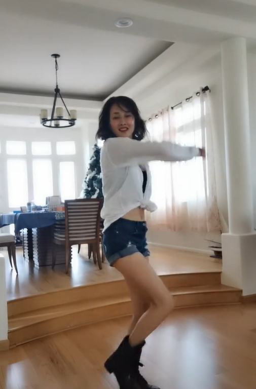 下身穿着蓝色超短牛仔裤.她整个人活力满满.网友表示牛莉简直像18岁.