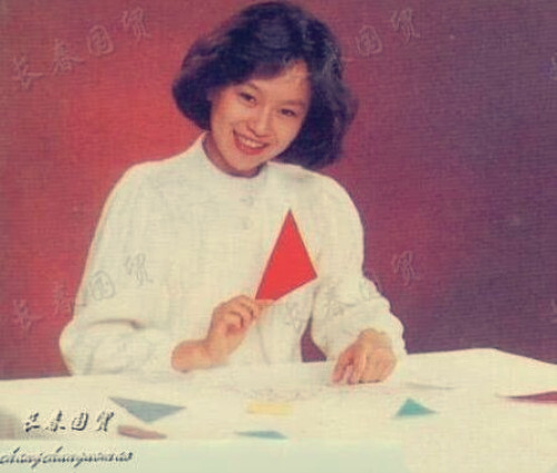 央视主持人鞠萍30年前旧照曝光，笑容甜美清纯端庄