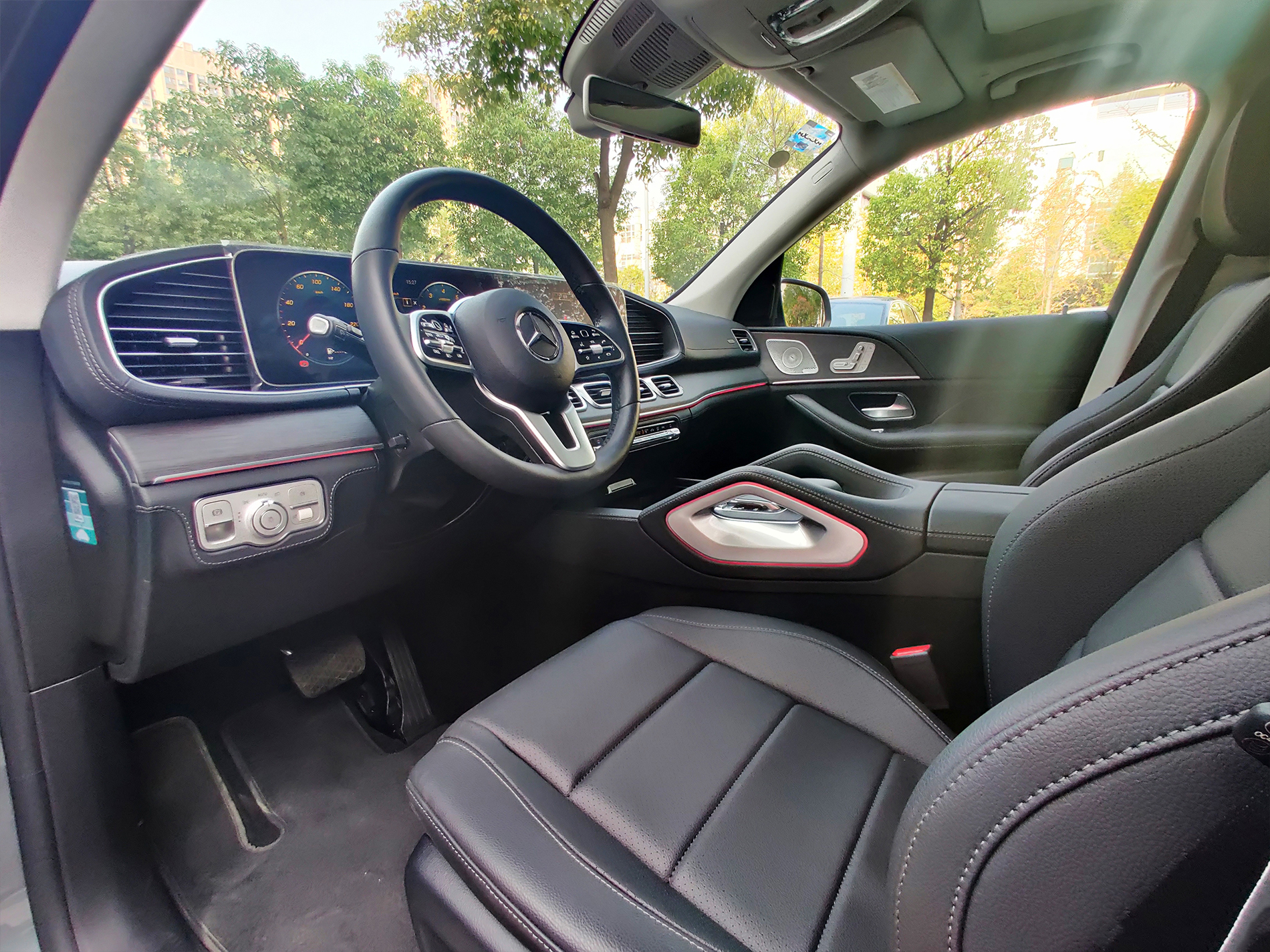 又能有极其强劲的动力 内饰无人能及 2020款奔驰gle450的内饰延续了