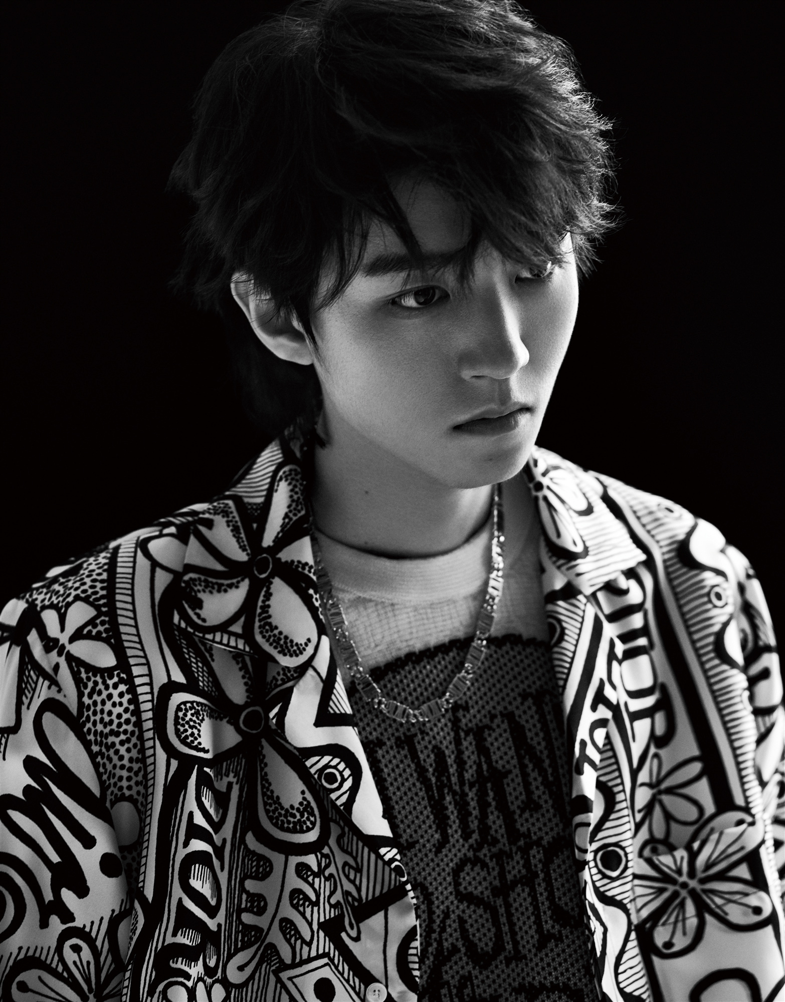 王俊凯"万有引力"大片释出 挑战碎盖狼尾发型做最真实的自己