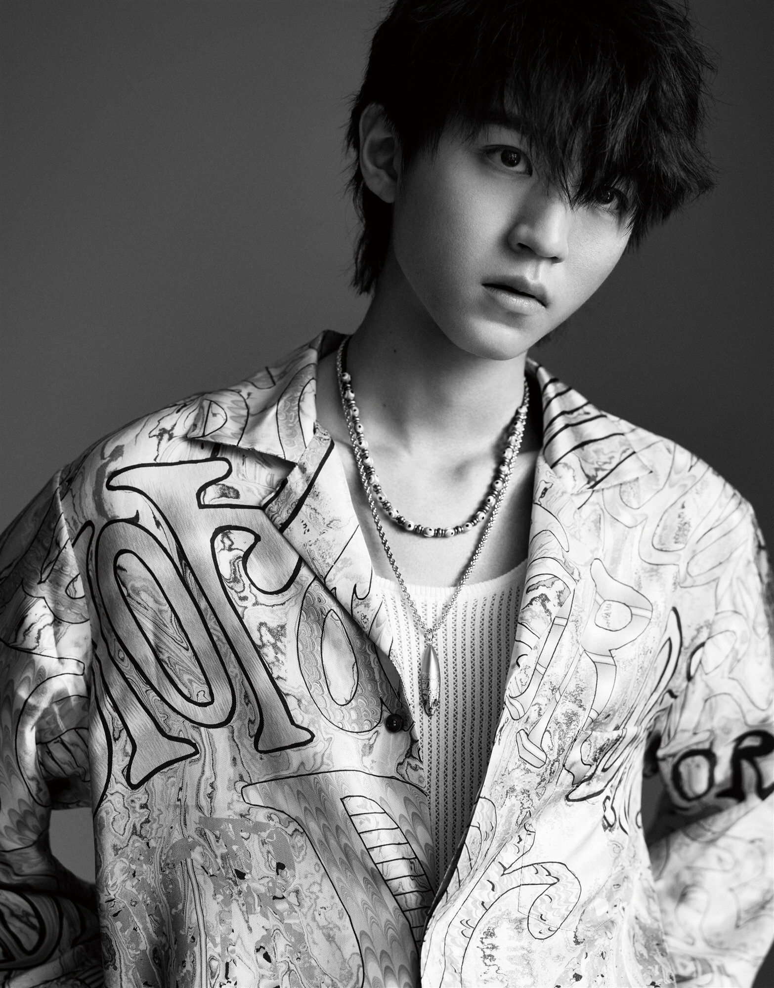 王俊凯"万有引力"大片释出 挑战碎盖狼尾发型做最真实的自己__凤凰网