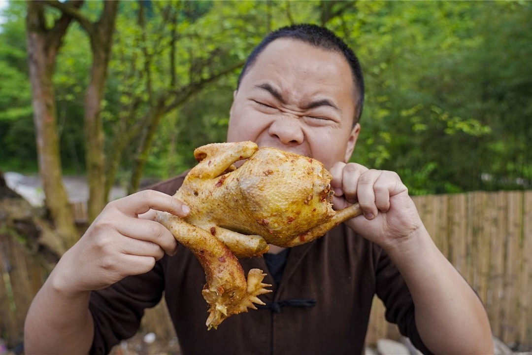 土鸡还能这样吃，整只鸡放蒜上一蒸，出锅直接抱着啃，真爽