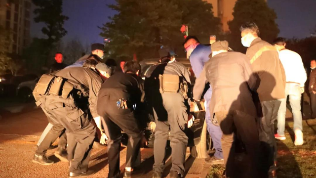 抚州丰源宜合突发火情！众人合力抬车！