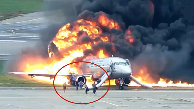 俄航客机起火致41人遇难完整视频公布飞机在滑行时被烈火吞噬