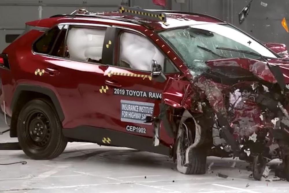丰田RAV4与福特锐际参加碰撞测试，安全性你会选哪个？