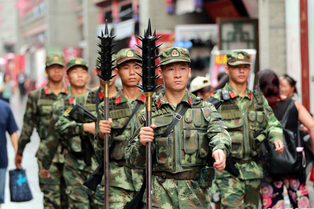 手持狼牙棒、身背大宝剑，为何中国武警特爱用这些冷兵器？