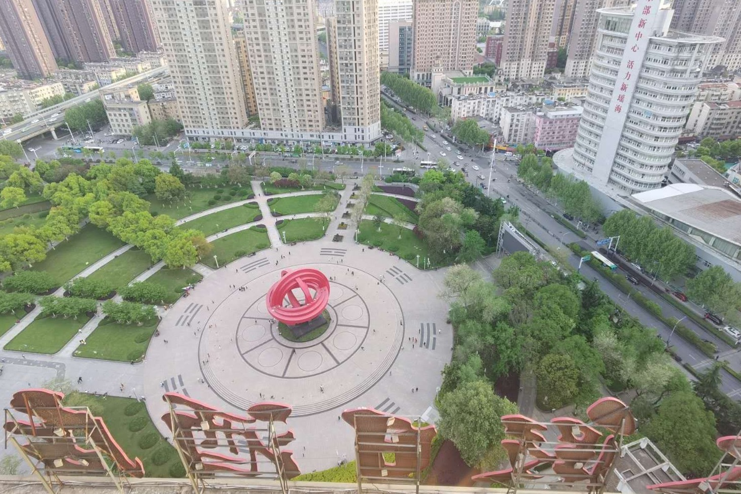 空中鸟瞰合肥和平广场,天地间雕塑雄伟,壮观,美极了