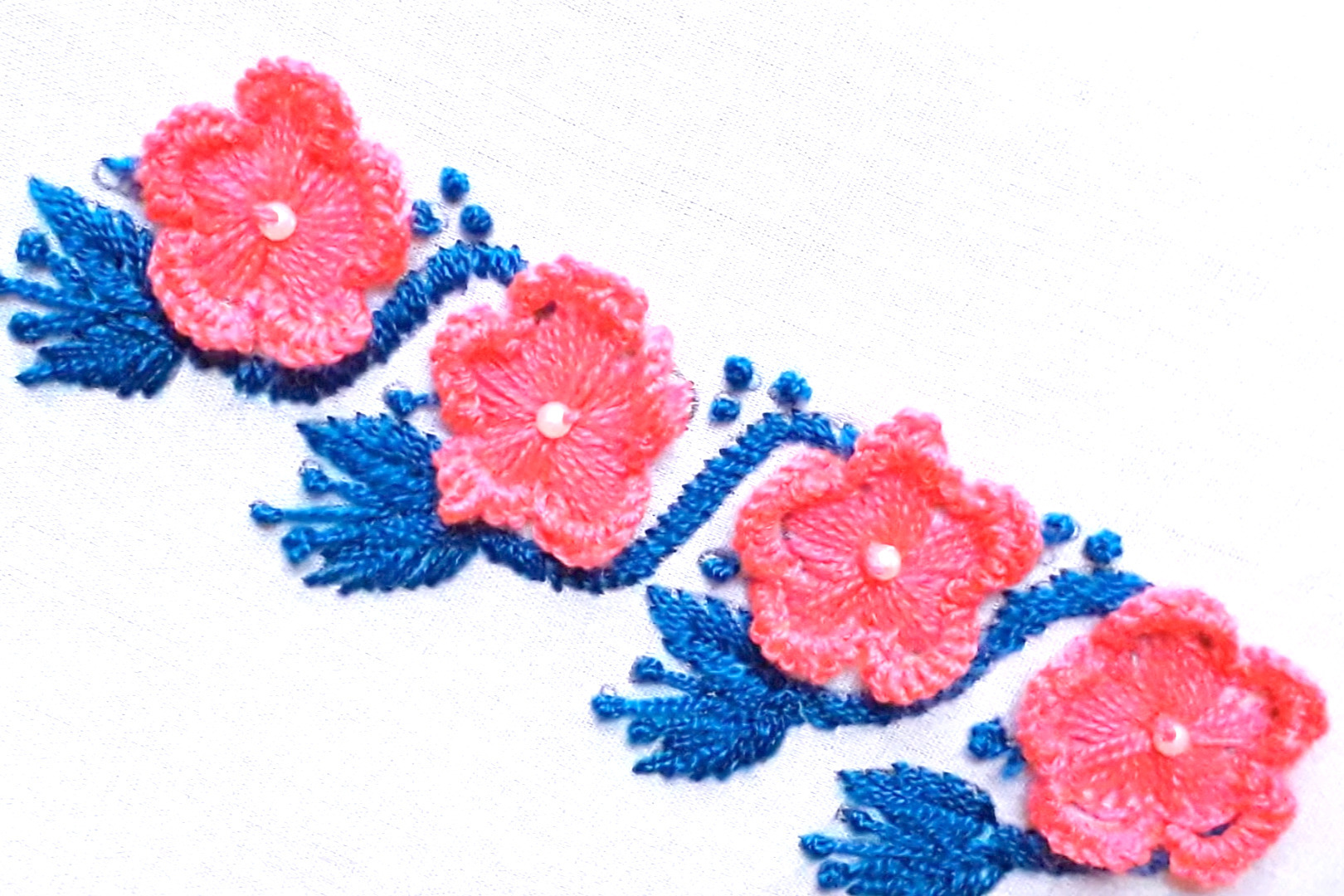 「手工刺绣教程」绣得红梅开，朵朵放光彩，6种针法梅花连续图案