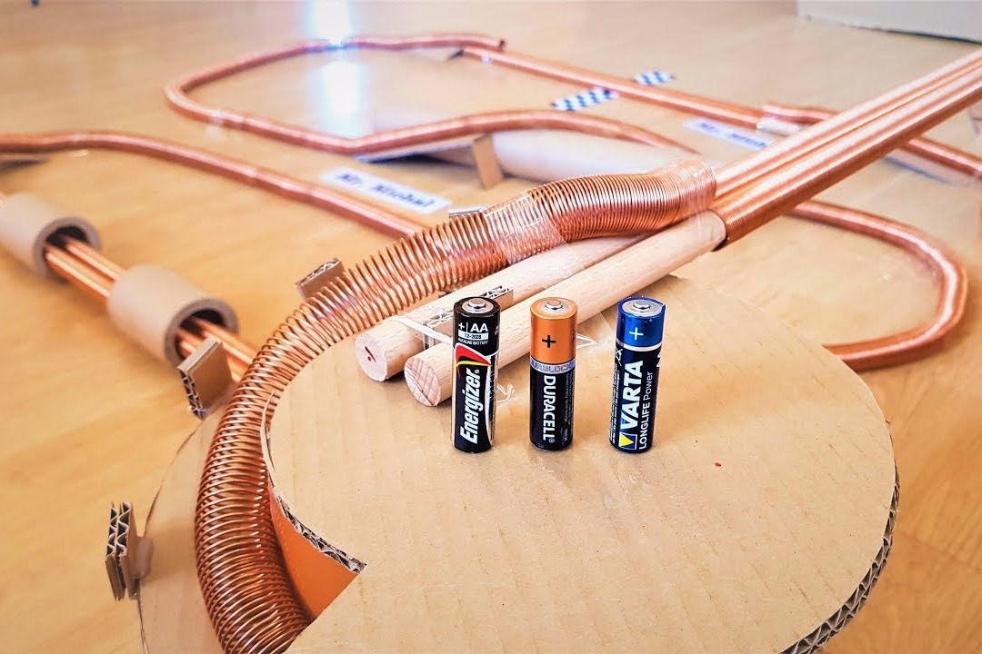 最简单的"磁悬浮",铜丝和电池就能办到,你也可以试试!