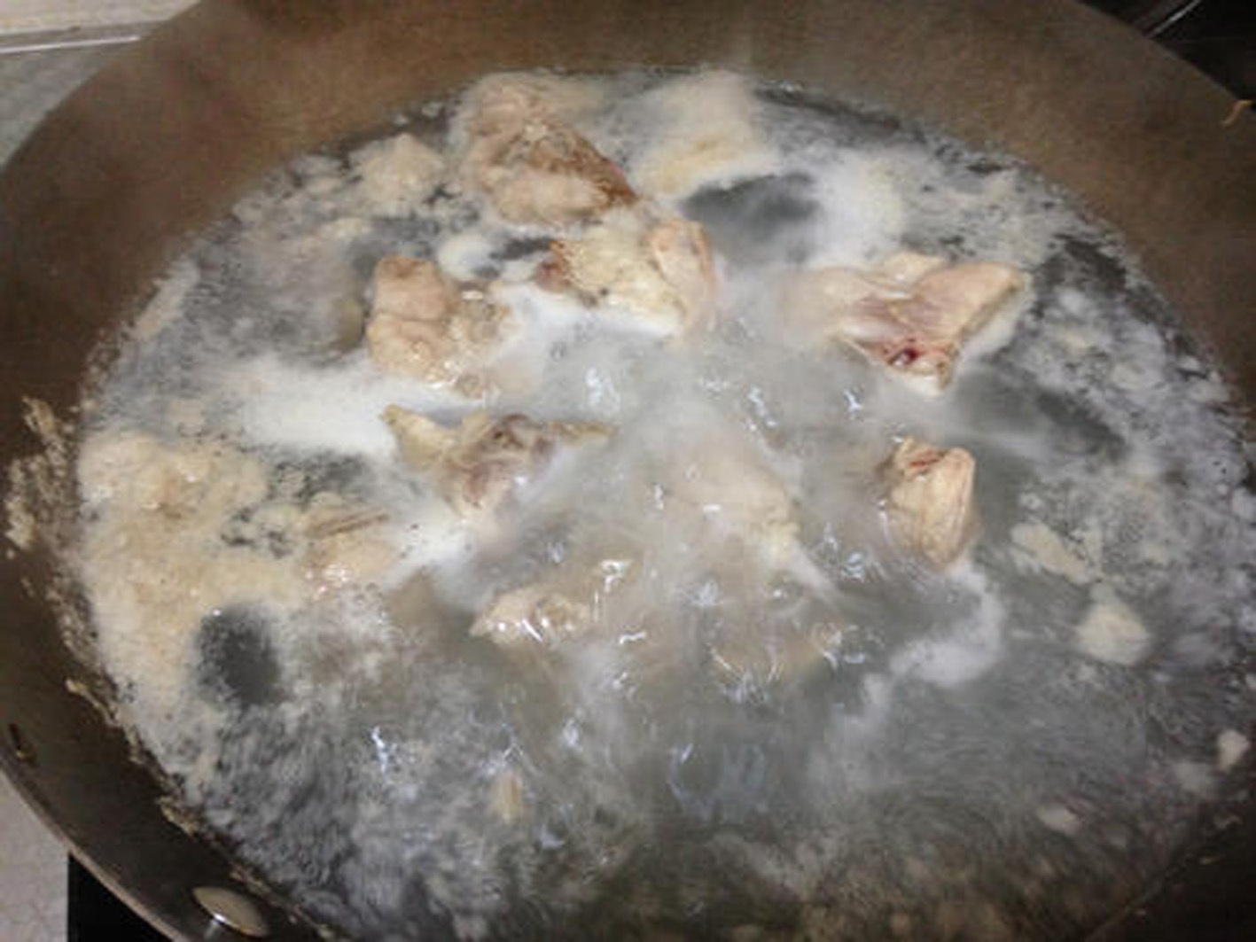 煮肉、肉焯水、肉飞水、肉去血水，等等的时候，冷水下锅还是沸水下锅？你亲测有区别吗？ - 知乎