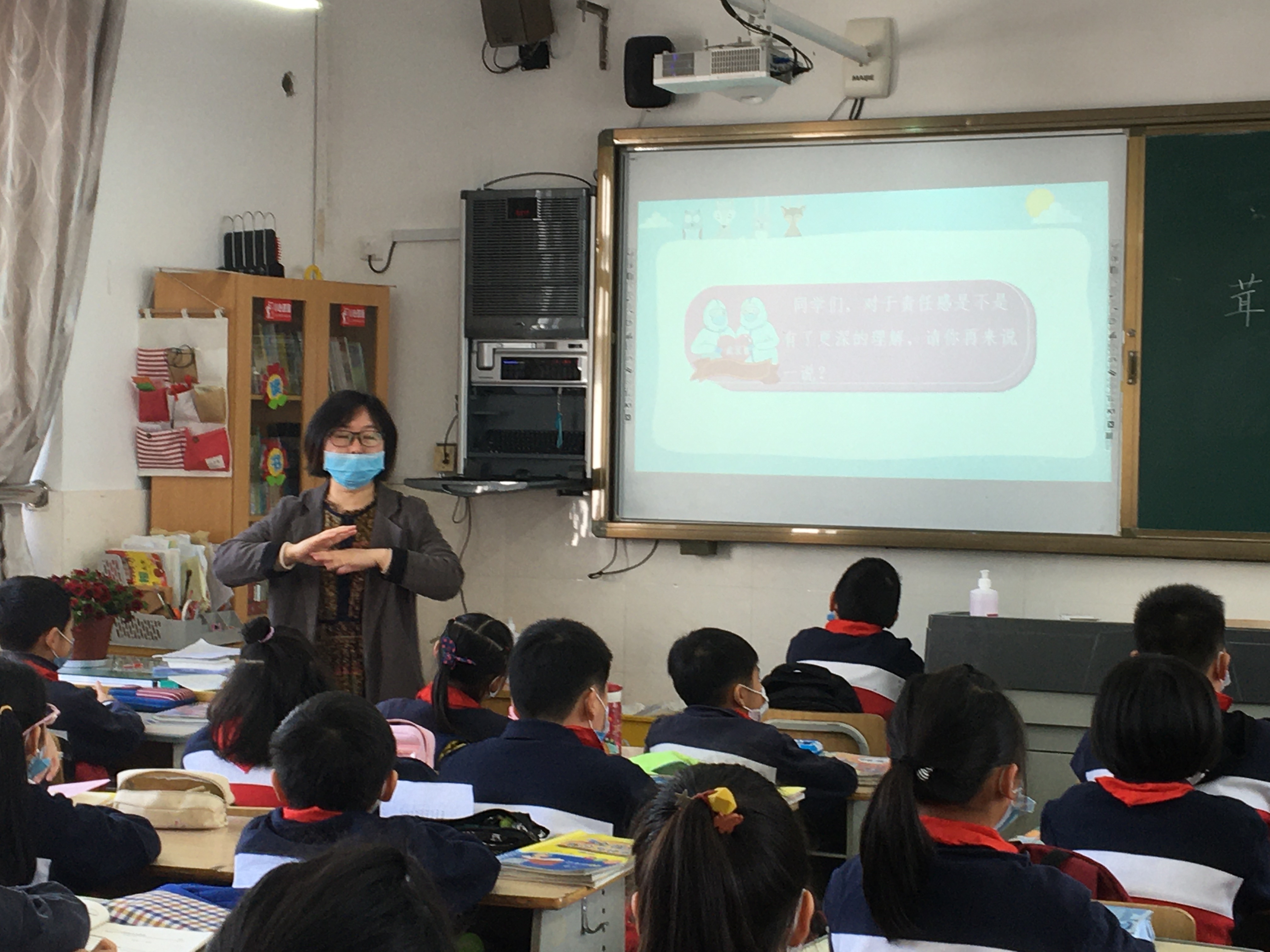 湖州市飞英小学开学复课第一天防疫教学两不误