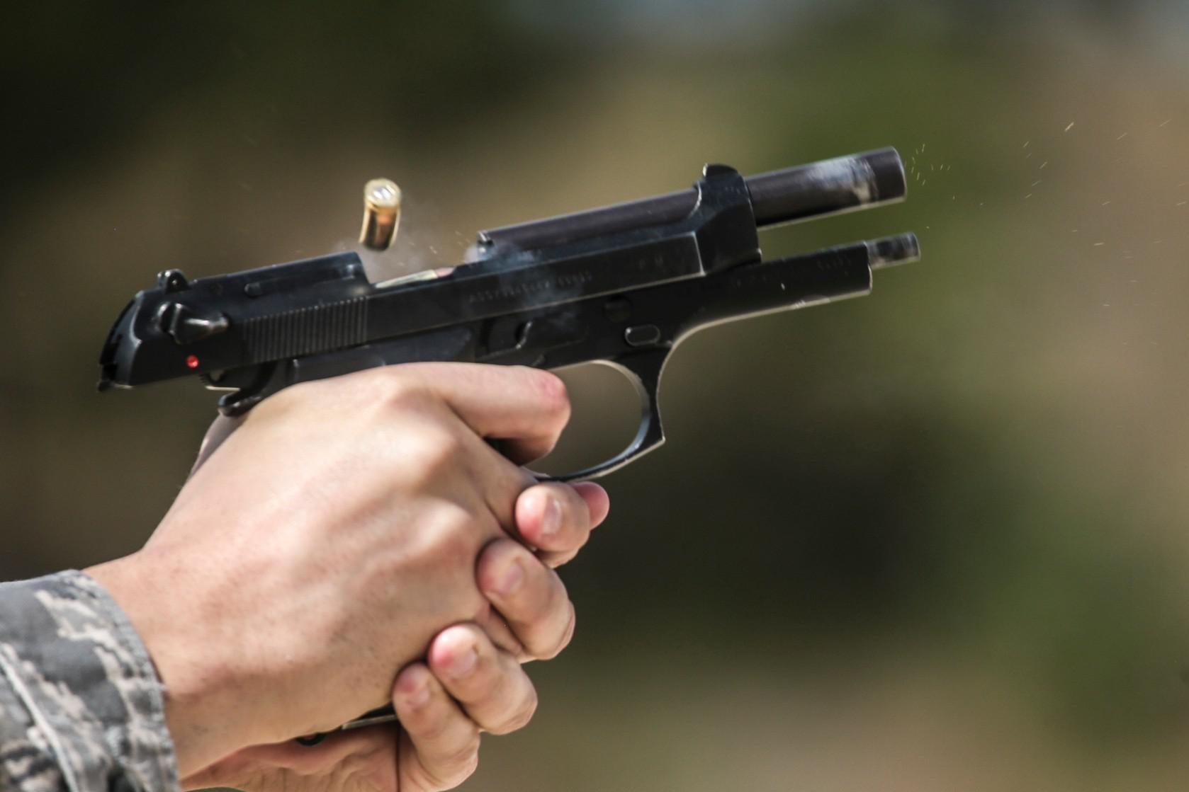 3名美国歹徒入室盗窃,中国留学生果断开枪击毙,警方:正当防卫