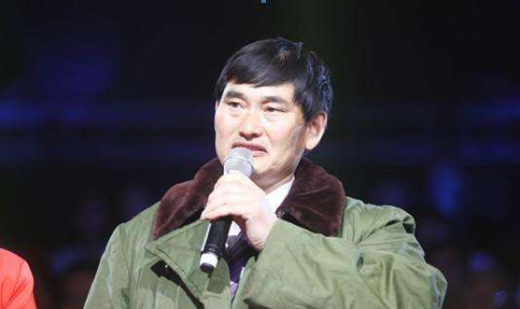 2011年,穿着一件军大衣的朱之文登上了央视《星光大道》的舞台,从此