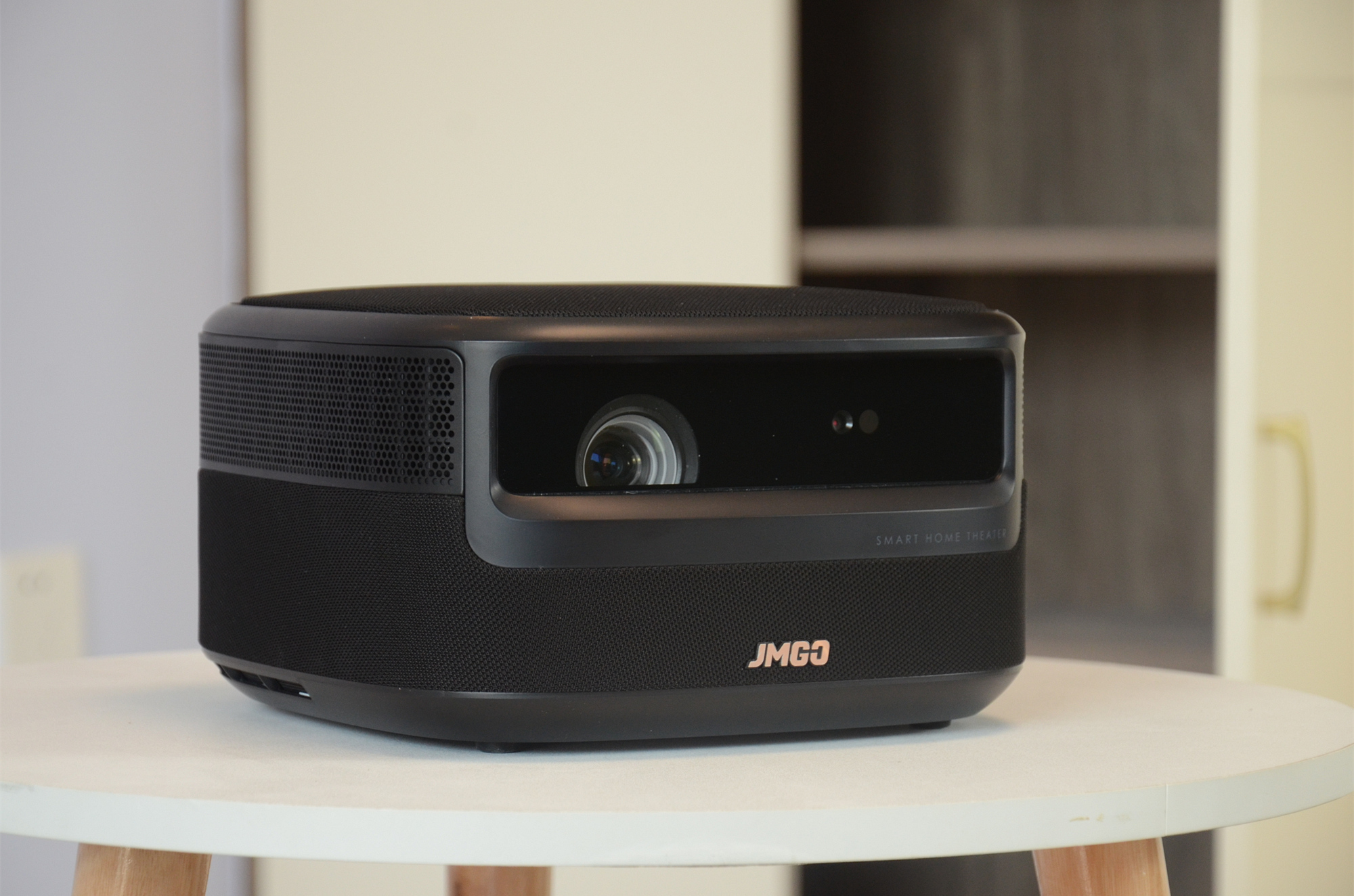 坚果v10是jmgo坚果智能影院在近期推出的一款智能投影仪,从4500*流明