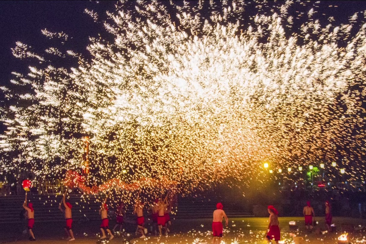 挥洒1600°C高温铁水，流传千年的“打铁花”，老师傅说越打越发