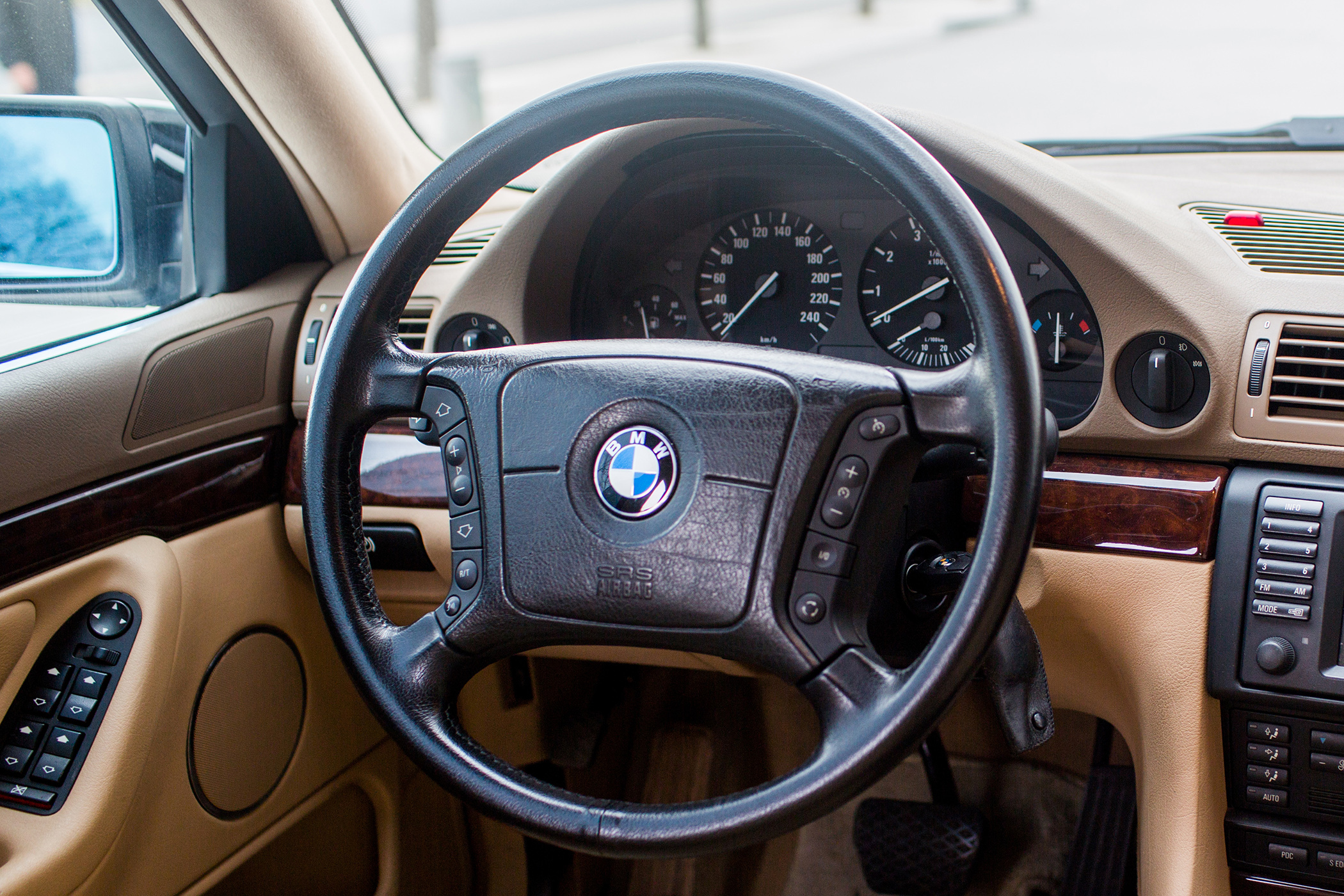 集多项"全球首创"于一身 体验经典老车e38宝马7系