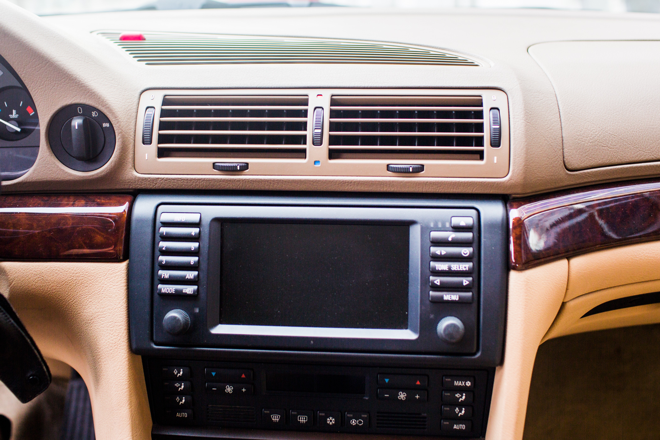 集多项"全球首创"于一身 体验经典老车e38宝马7系