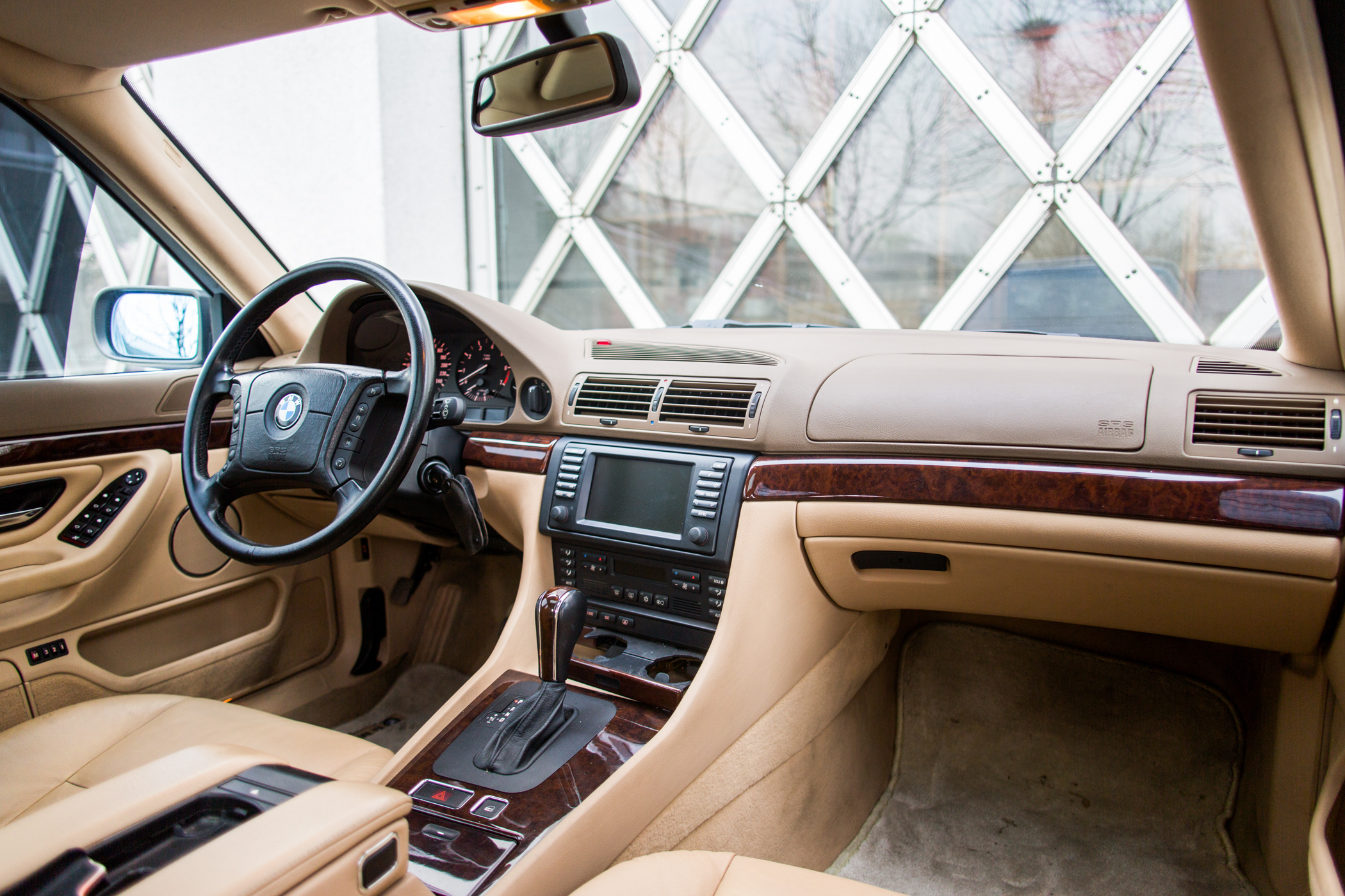 集多项"全球首创"于一身 体验经典老车e38宝马7系