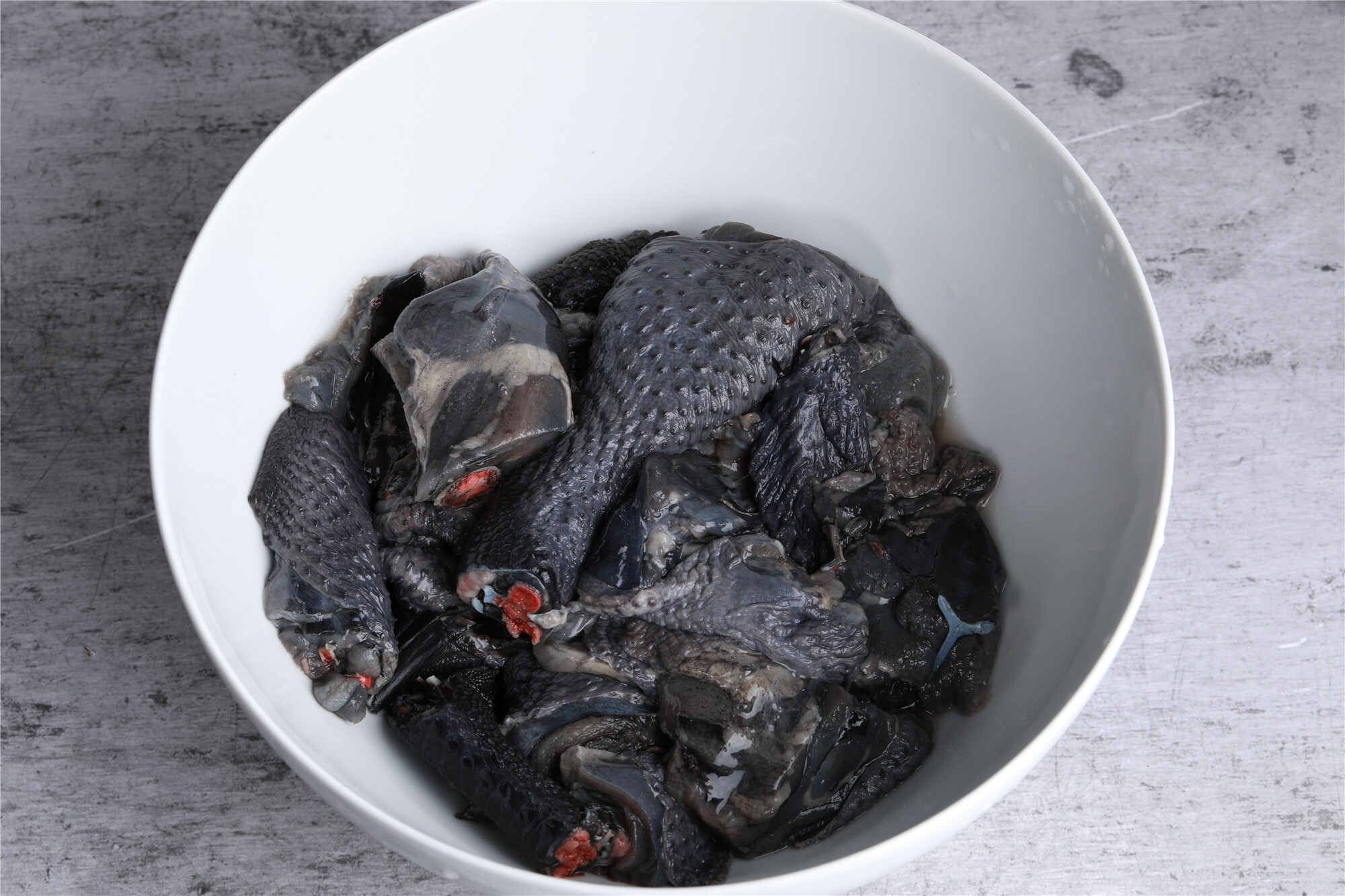 老家常喝的乌鸡汤,不放多余的佐料,味道清甜可口!