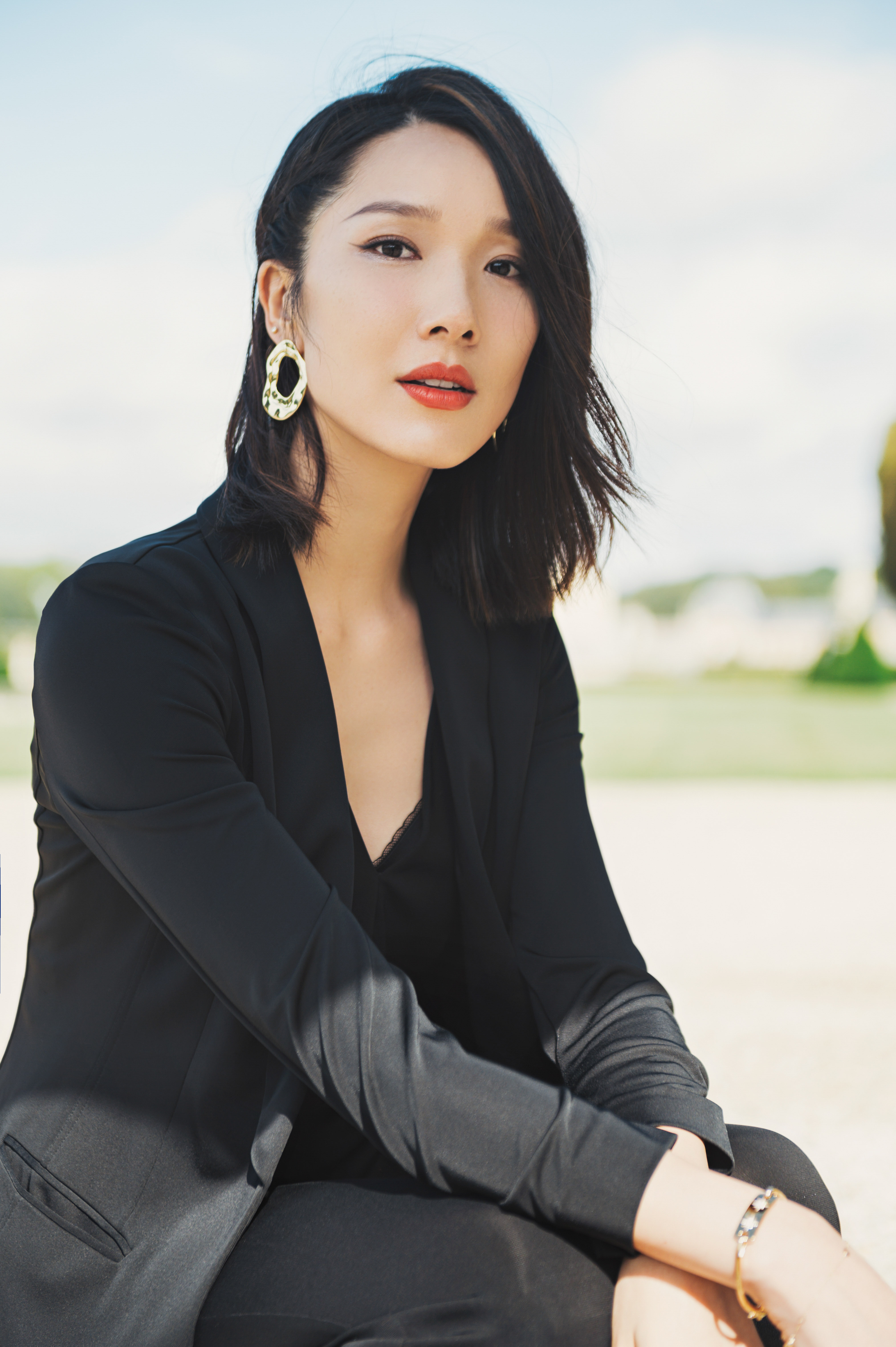 李亚男写真大片曝光 黑色连体裤穿搭尽显女强人气质__凤凰网