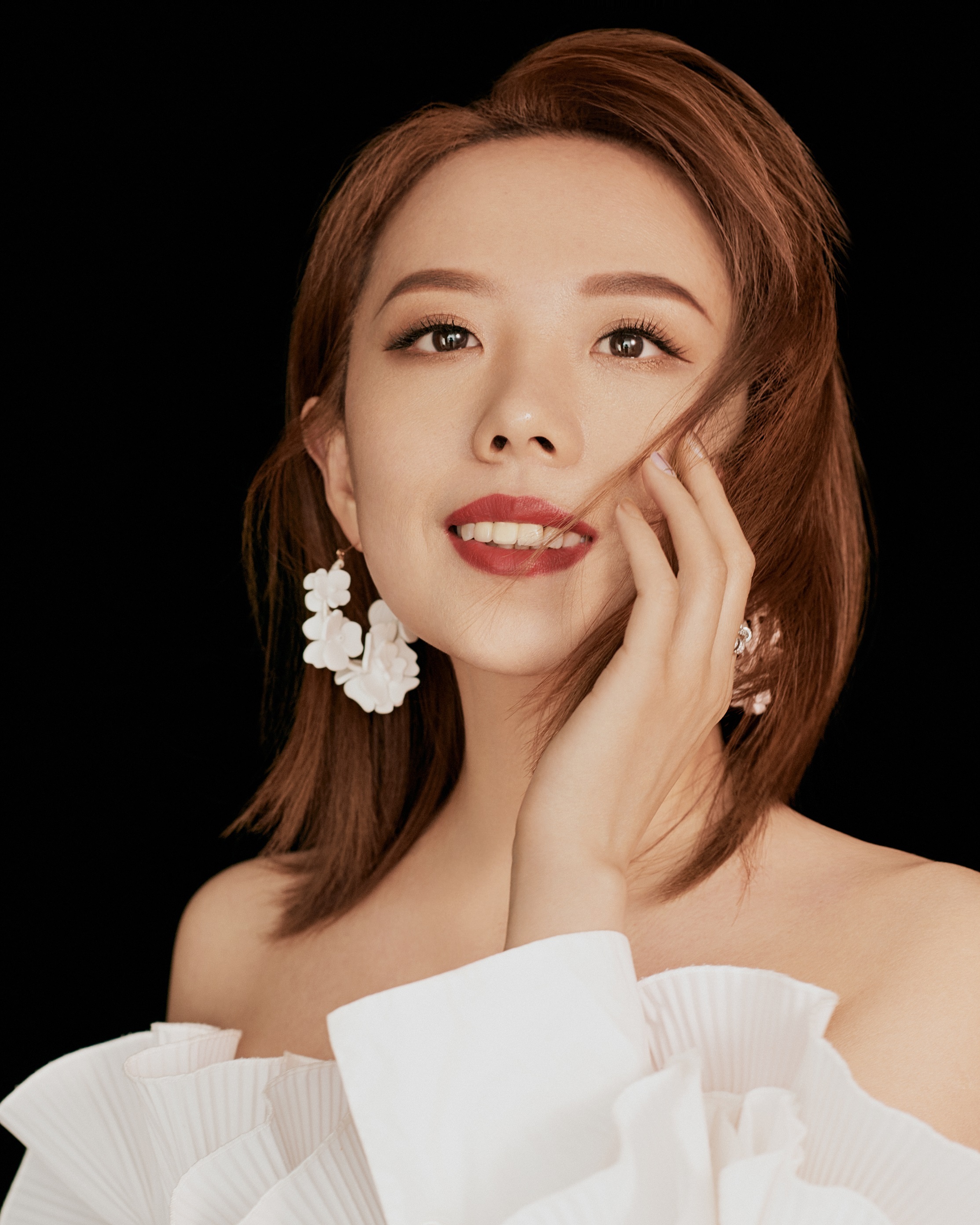 歌手王梓安,刘然倾情演唱《我们携手前行》__凤凰网