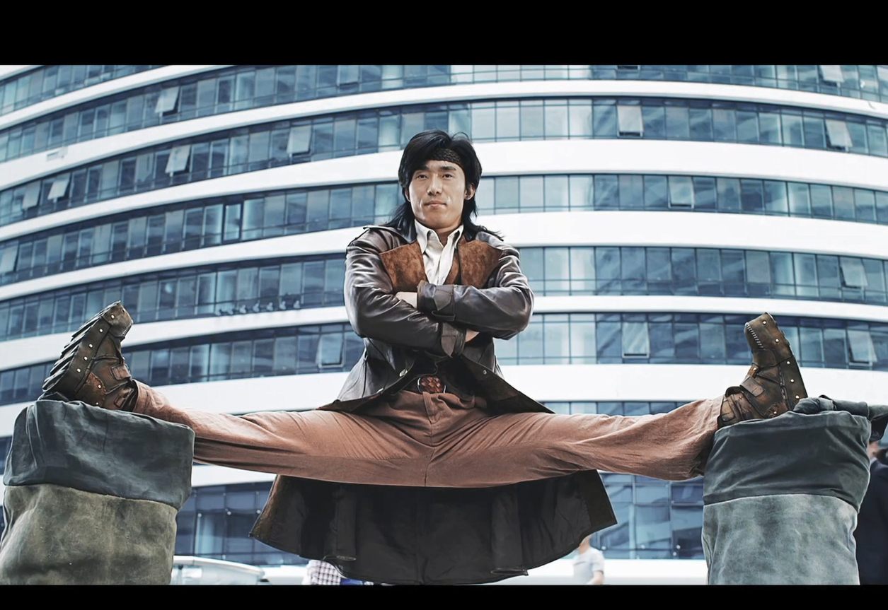 动作电影100斤重的铁鞋竟被小伙穿了10年拆开铁鞋后战力飙升