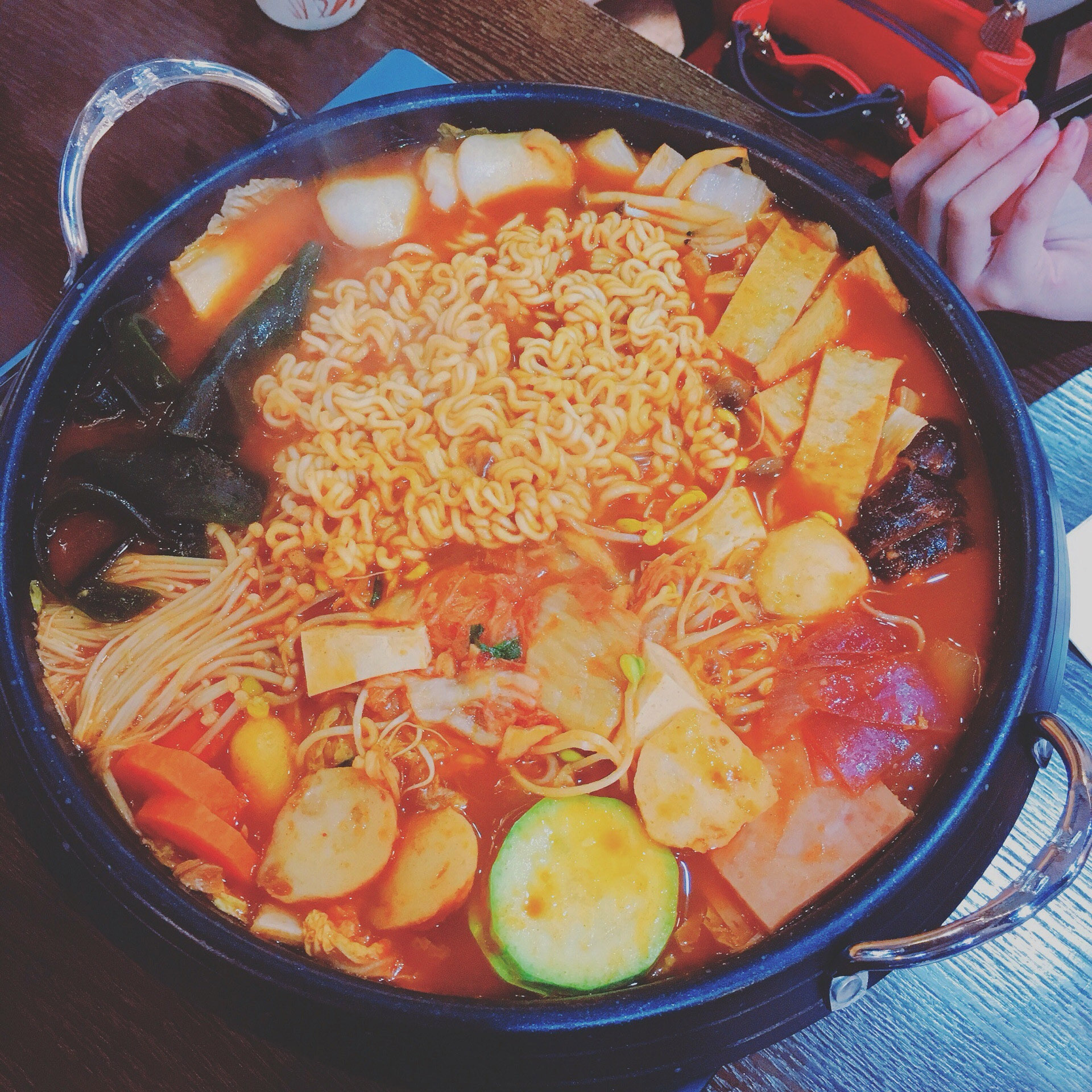 感觉意大利火锅跟中国火锅挺像,都是涮一些蔬菜,肉和海鲜,只不过锅底