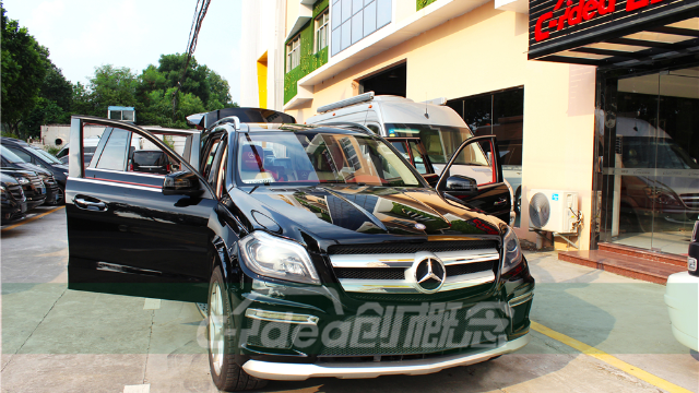 奔驰GL550内饰奢华改装，红白搭配更显时尚