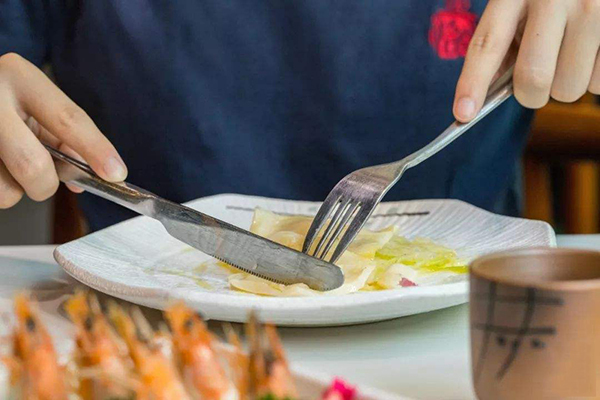 两根小棍子吃饭寓意深刻 刀叉解释让取笑我们的外国人羞愧难当__凤凰