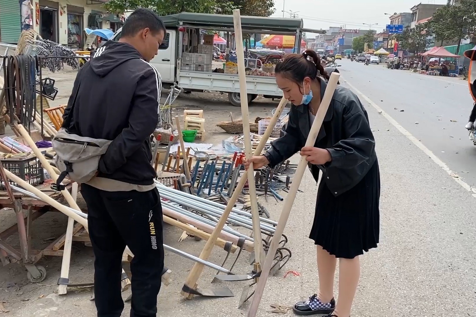 媳妇上集市买一把锄头,回家婆婆却不懂好坏,媳妇拿到地里先试试