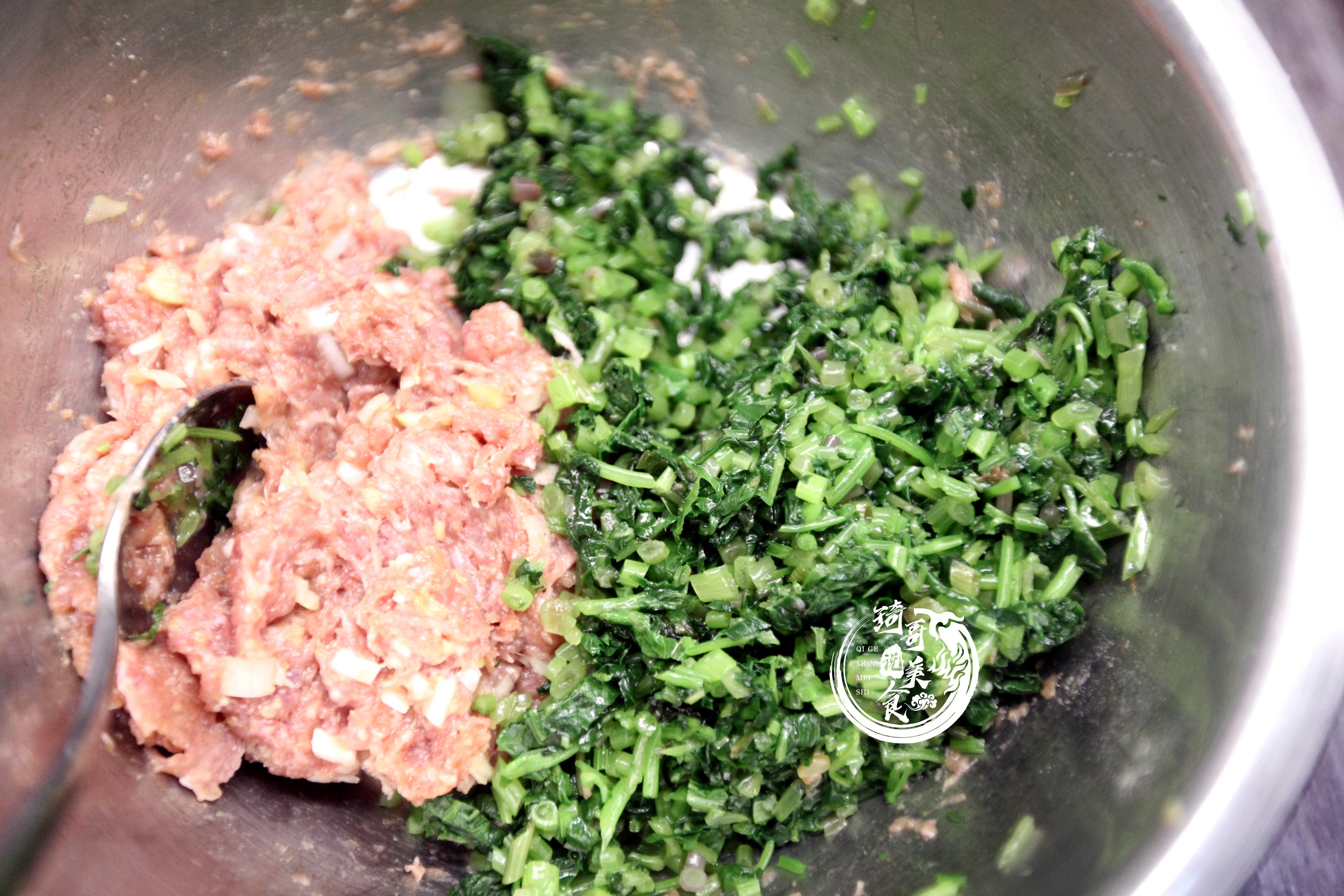 芹加入食用油,封住水分后,放入肉馅盆中一起搅拌上劲成大叶芹饺子馅