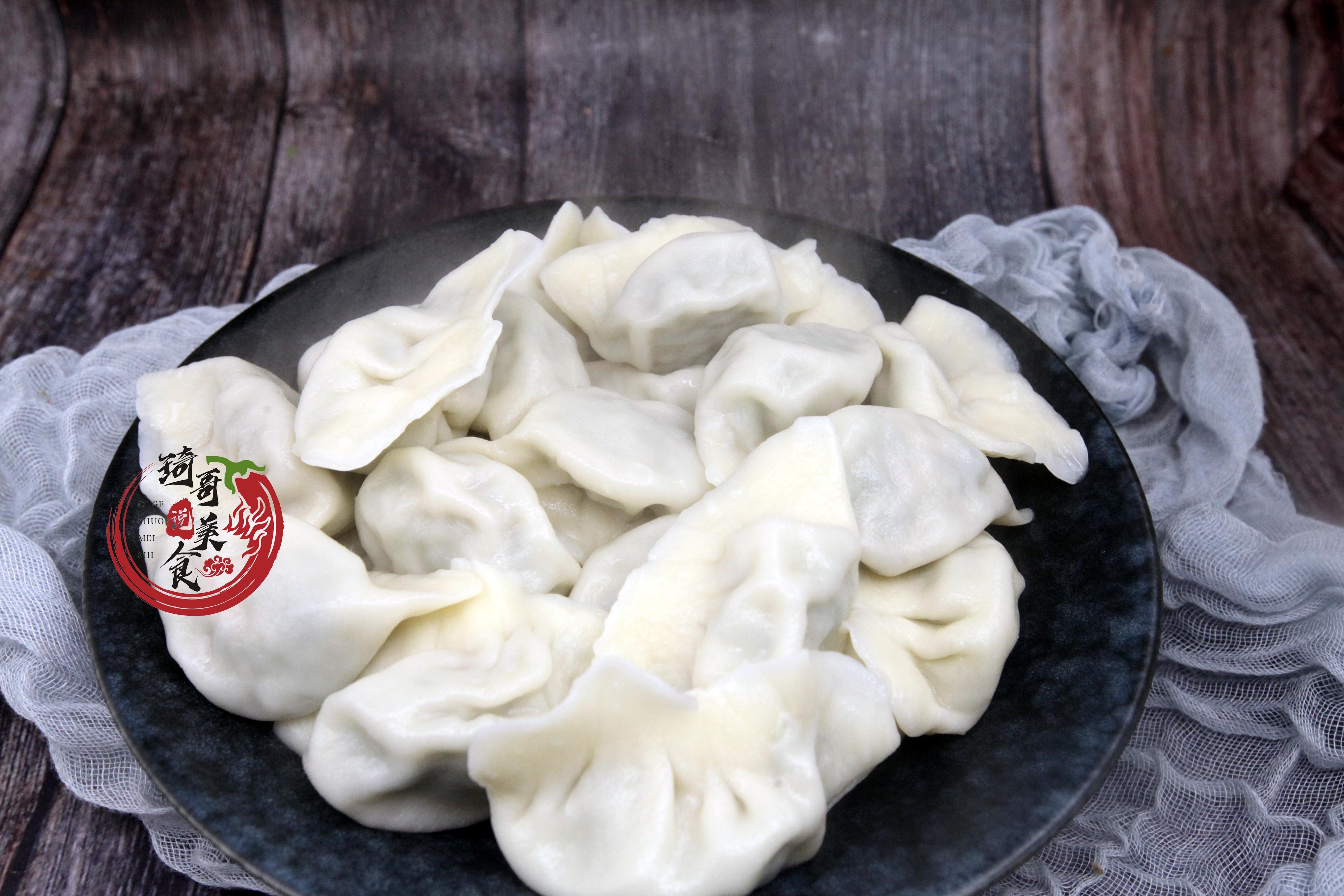 大叶芹饺子馅,不要过多加入五香粉,生抽一类重口味的调料,主要吃大叶