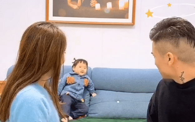 奶爸宝妈争吵不休,萌娃"一招化解",这怕是个假的女儿?