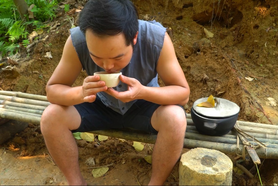 原始技术，越南小哥山上采草药，熬制凉茶喝了解暑解乏！