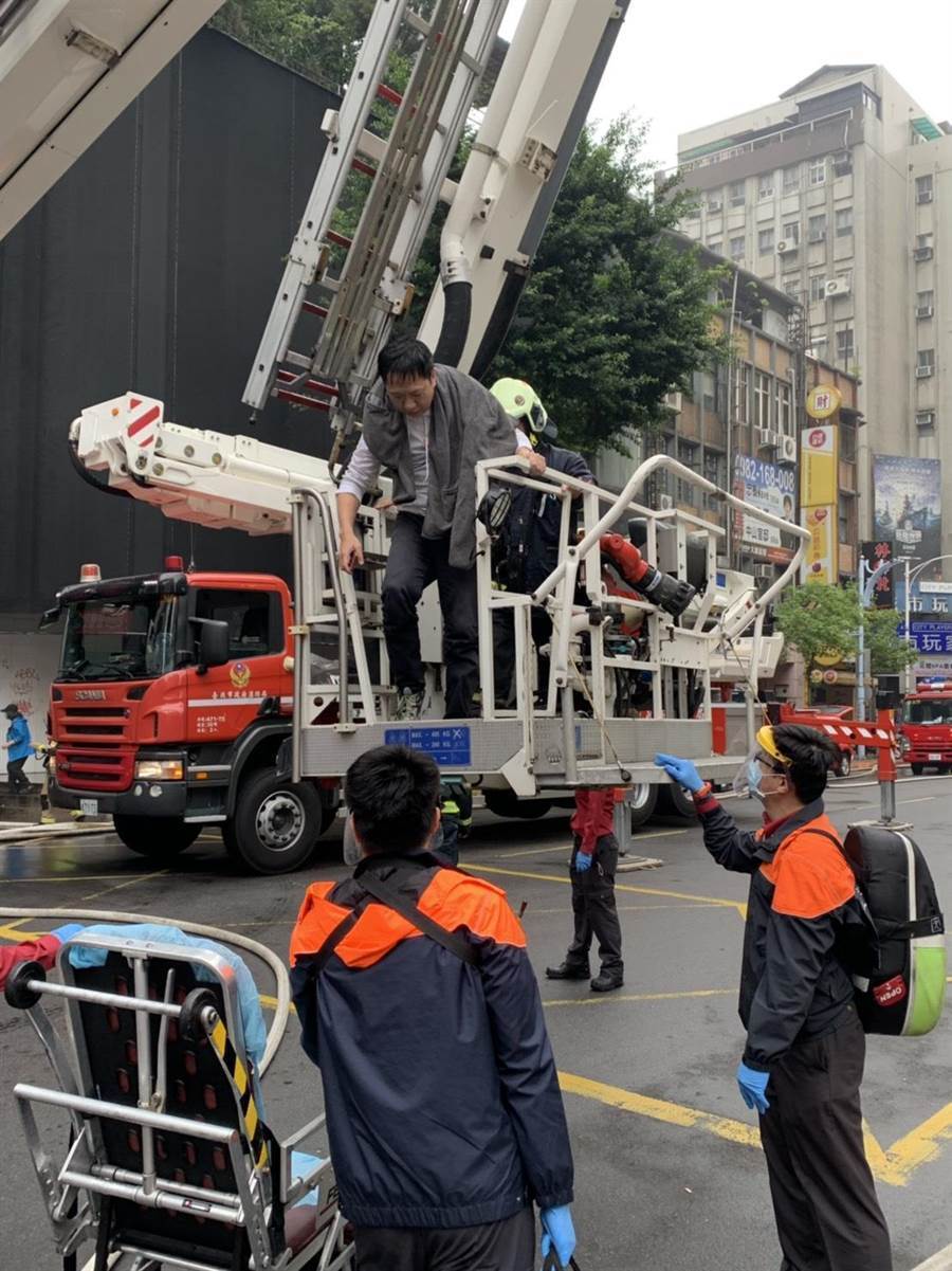 台湾地区台北林森北钱柜火灾 逃出民众：一开包厢门全是烟!__凤凰网