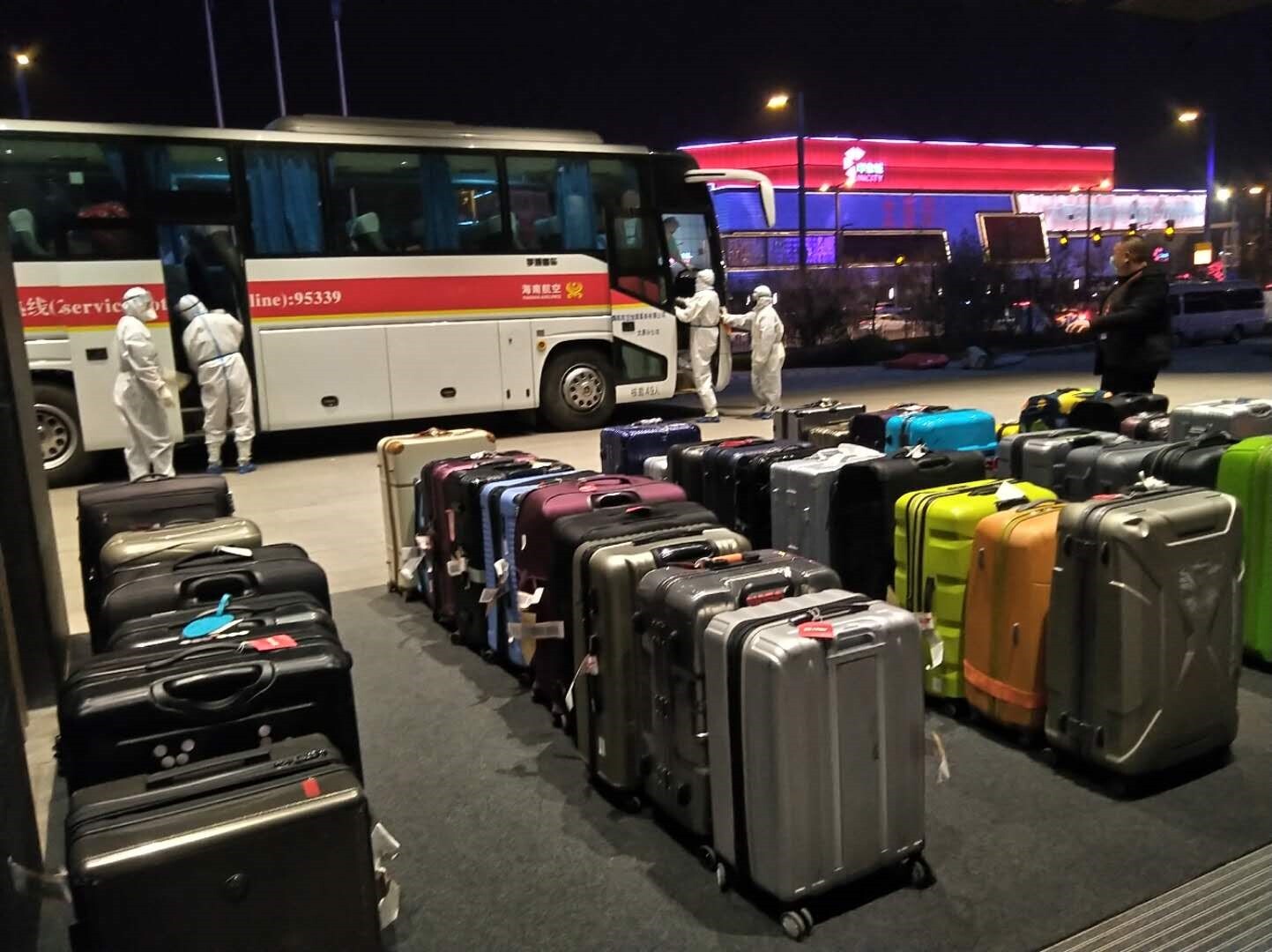 附图2:海南航空工作人员为多伦多-北京国际航班旅客运送行李