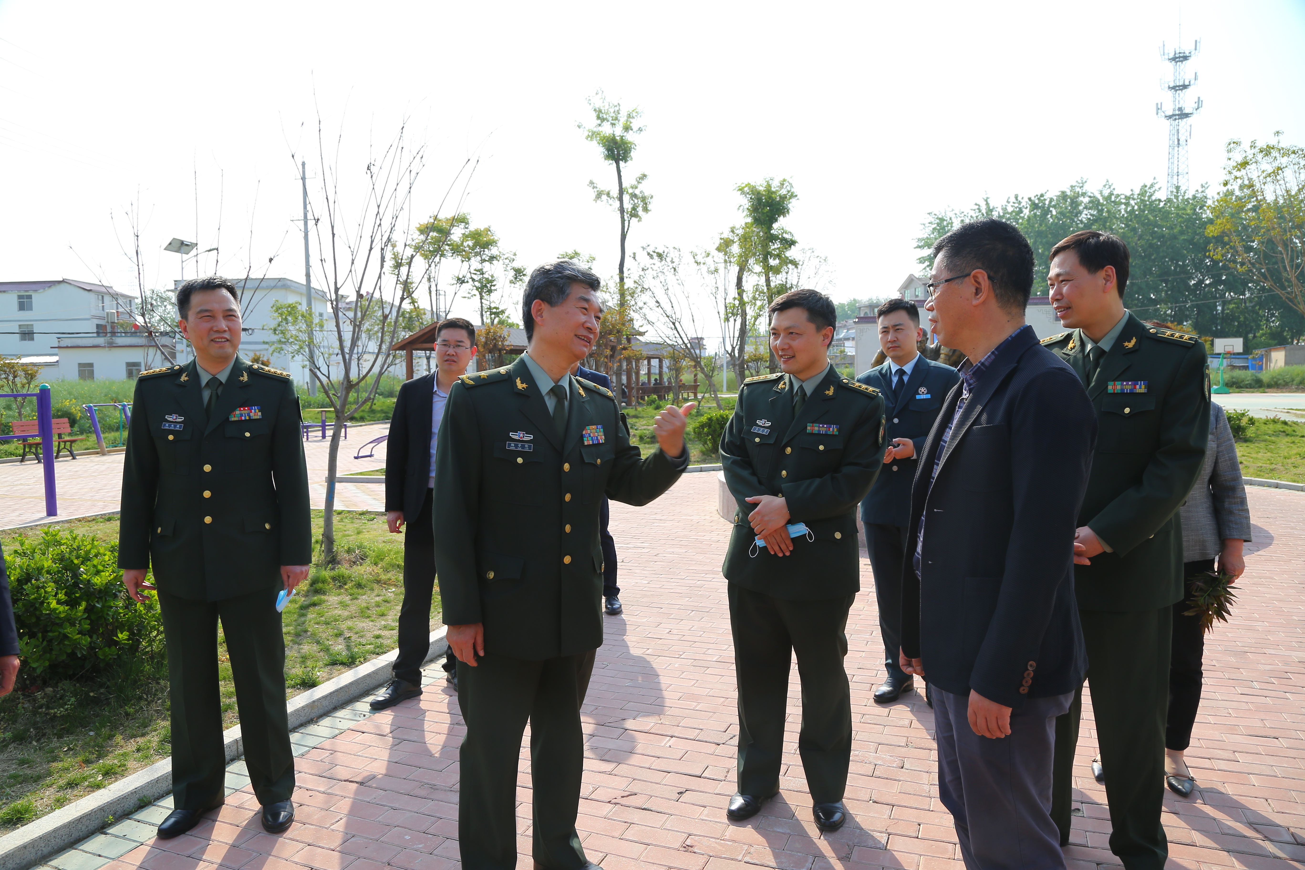 不時地傳出一陣陣的歡笑聲,佩戴少將軍銜的安徽省軍區副政委楊學倫在