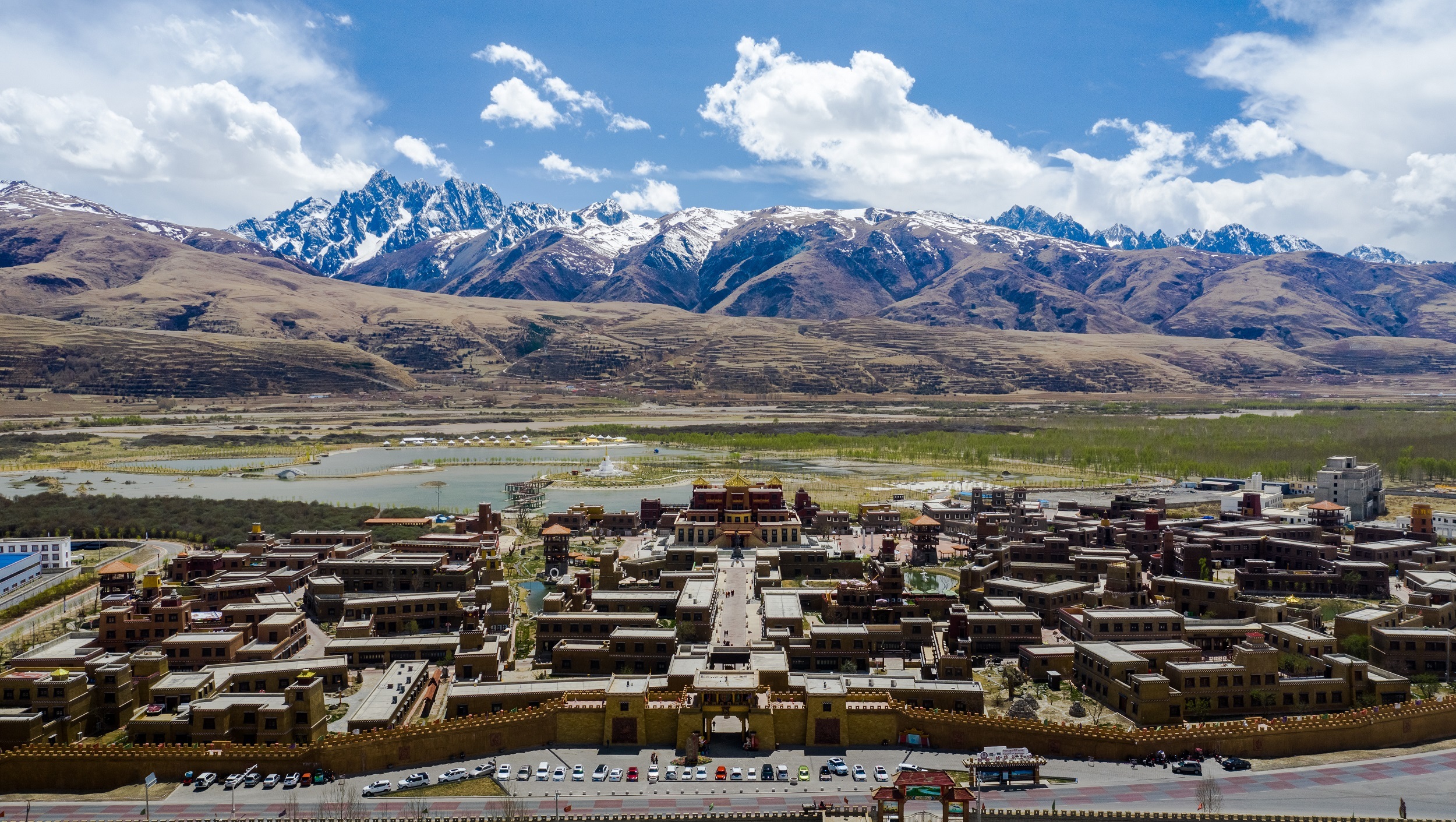 (图说:甘孜州格萨尔王城)