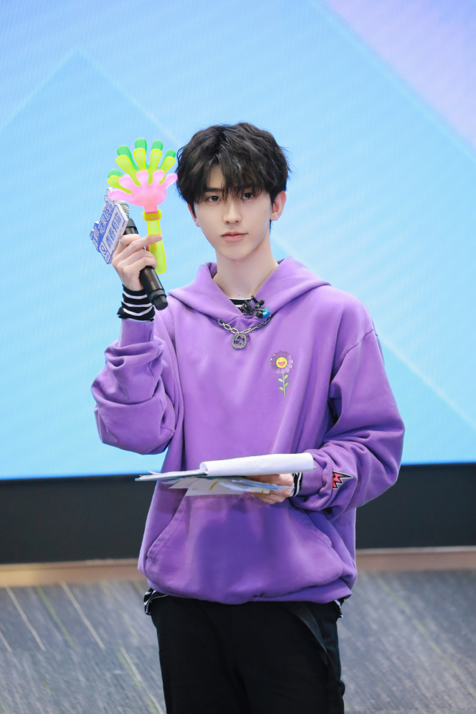 蔡徐坤意外惊喜再来一组紫色的