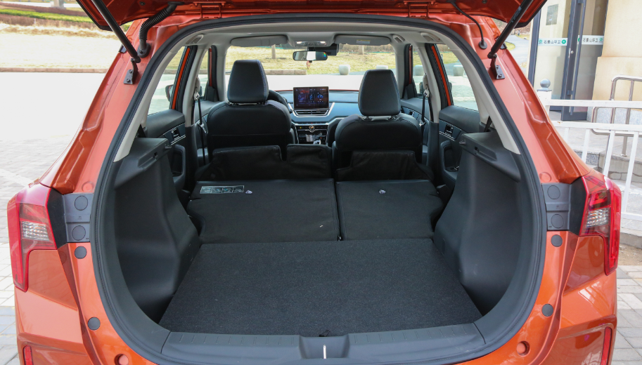 开阔是进入启辰t60ev车内的第一印象,透光率可达0.