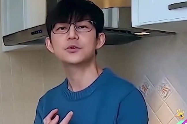 何炅过生日，快乐家族、tfboys等都为其庆生，堪称娱乐圈最大阵容